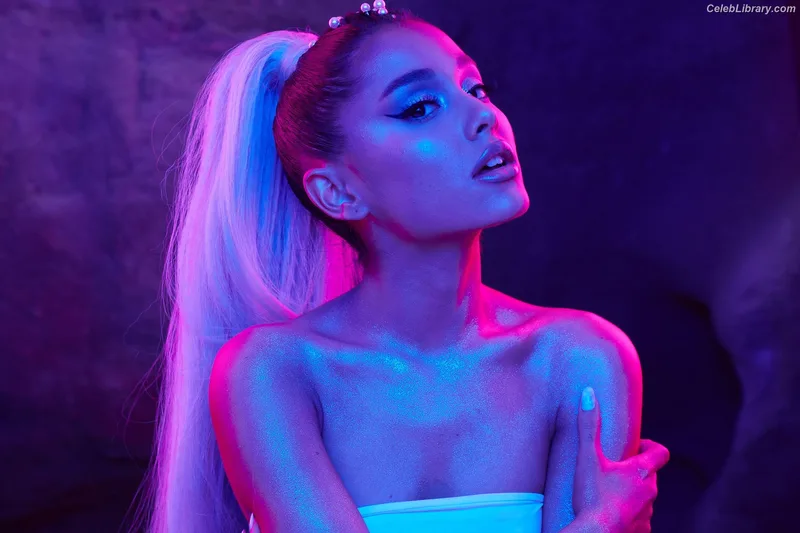 Ariana Grande photo 16 of 3118