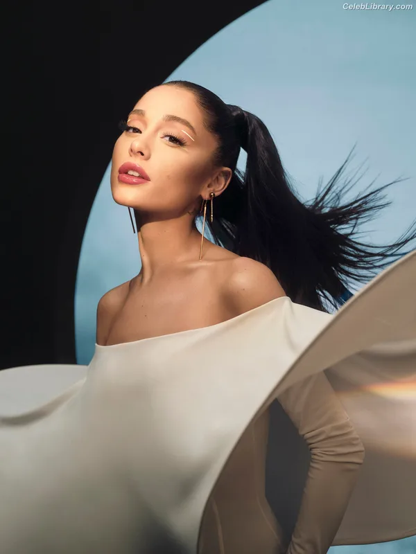 Ariana Grande photo 22 of 3118