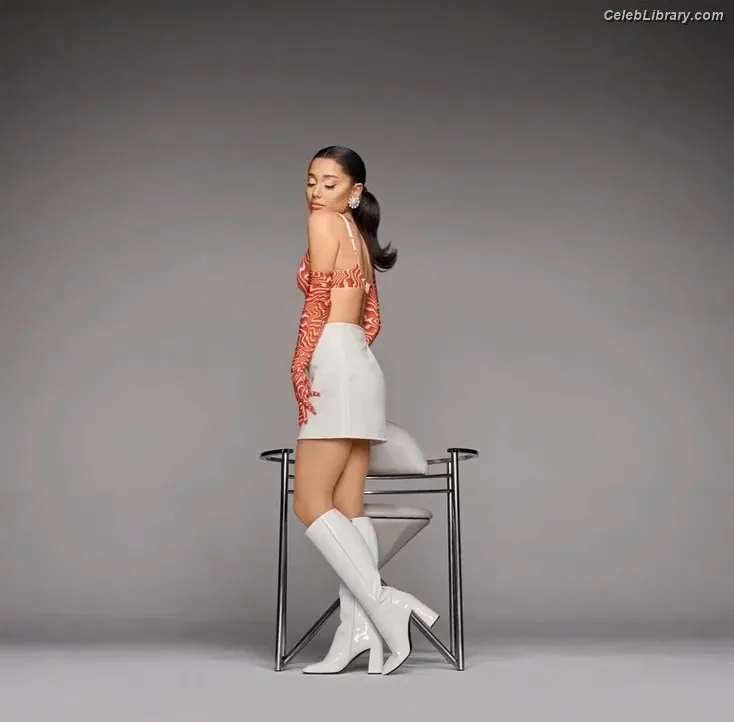 Ariana Grande photo 23 of 3118