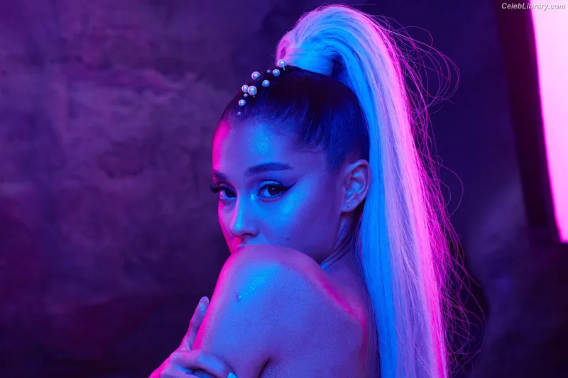 Ariana Grande photo 24 of 3118