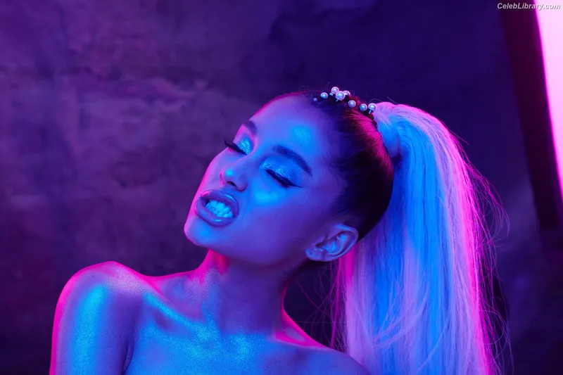 Ariana Grande photo 2 of 3118