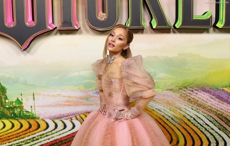 Ariana Grande photo 3 of 3118