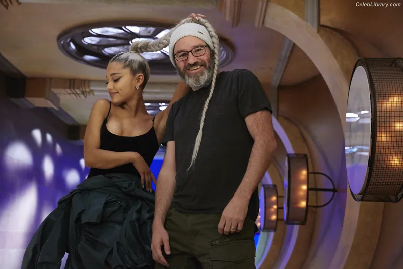 Ariana Grande photo 4 of 3118