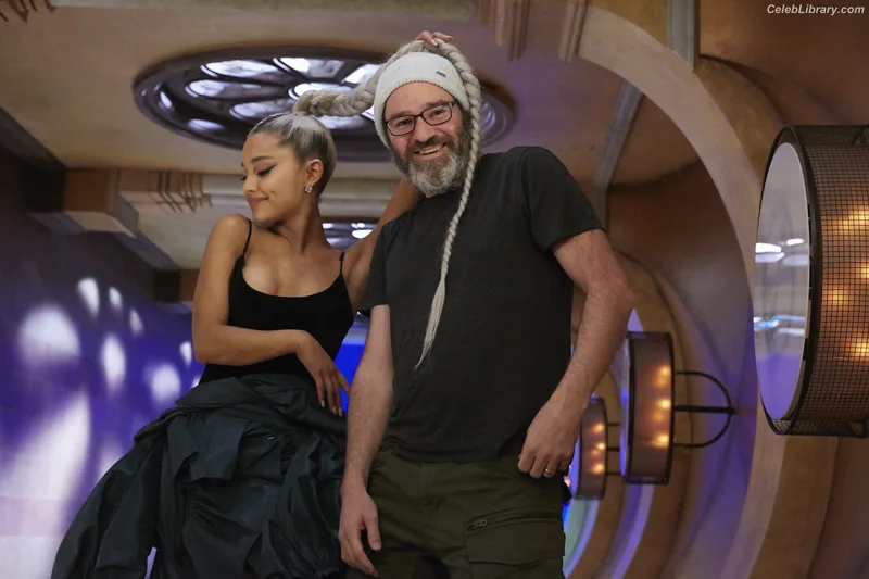 Ariana Grande photo 5 of 3118