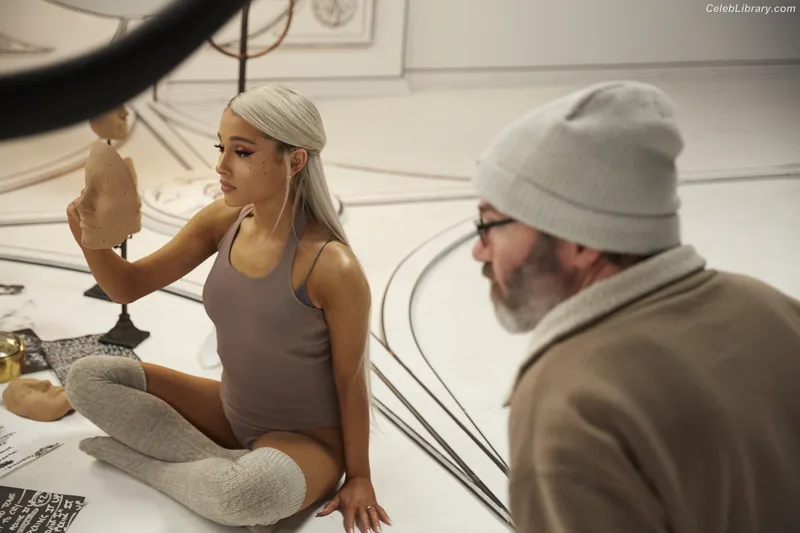 Ariana Grande photo 16 of 3118