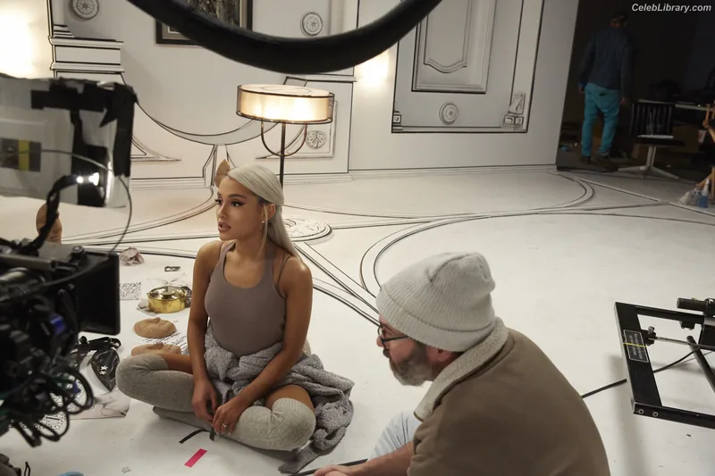 Ariana Grande photo 22 of 3118
