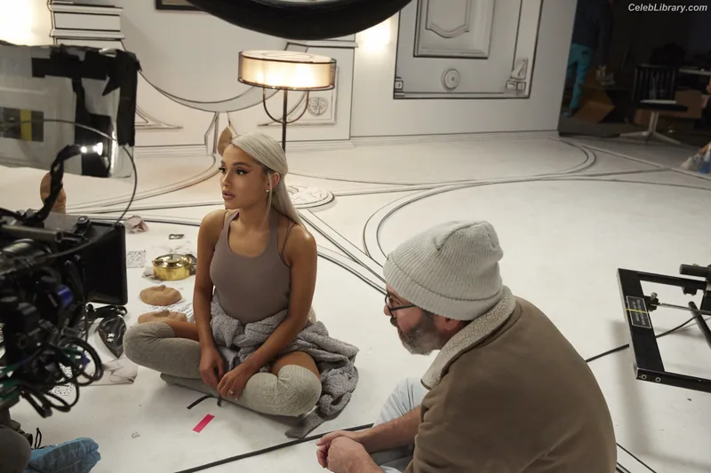 Ariana Grande photo 23 of 3118