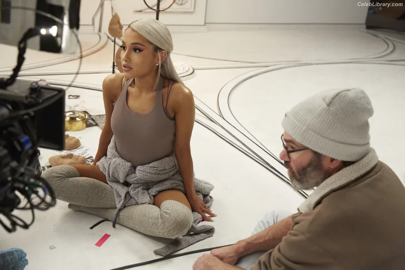 Ariana Grande photo 1 of 3118