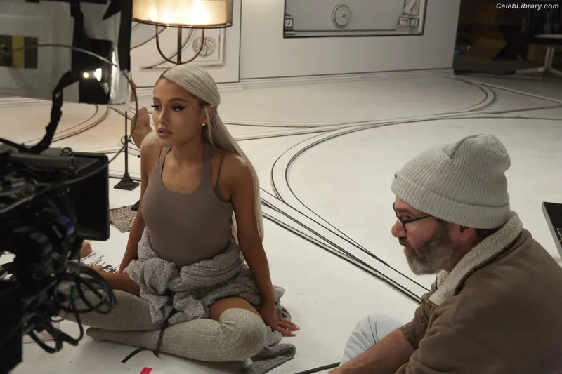 Ariana Grande photo 2 of 3118