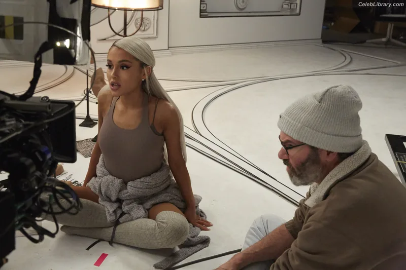 Ariana Grande photo 3 of 3118