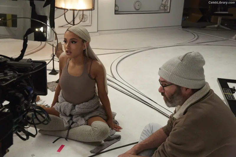 Ariana Grande photo 4 of 3118