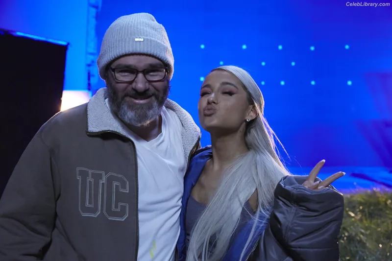 Ariana Grande photo 5 of 3118