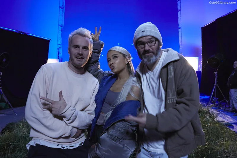 Ariana Grande photo 6 of 3118