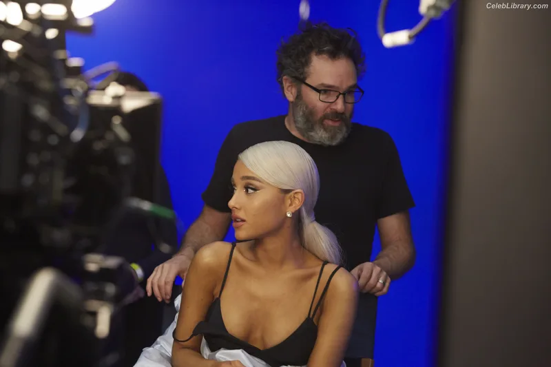 Ariana Grande photo 7 of 3118