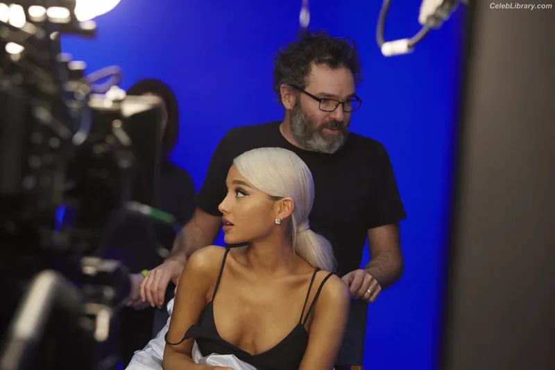 Ariana Grande photo 8 of 3118