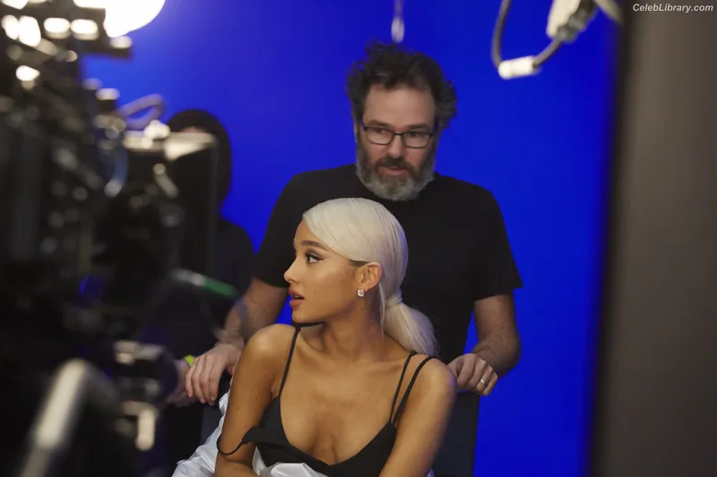 Ariana Grande photo 9 of 3118