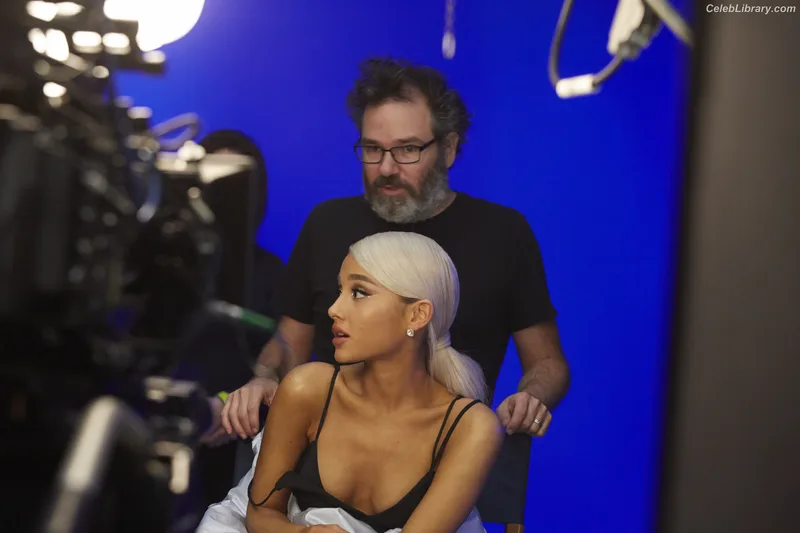 Ariana Grande photo 10 of 3118