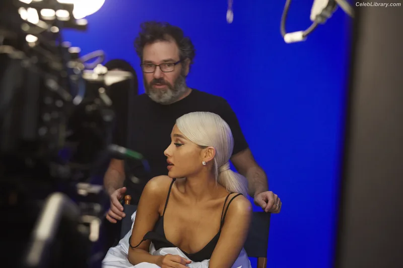 Ariana Grande photo 11 of 3118