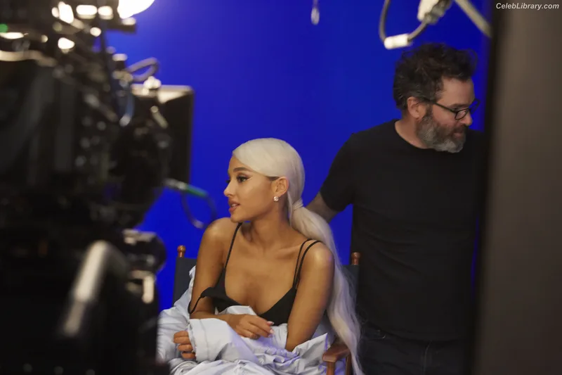 Ariana Grande photo 12 of 3118