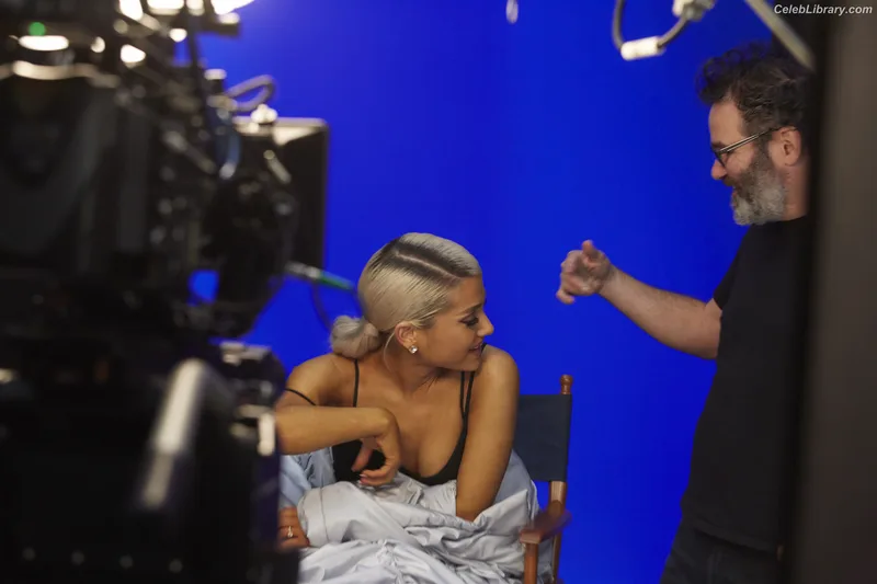 Ariana Grande photo 15 of 3118