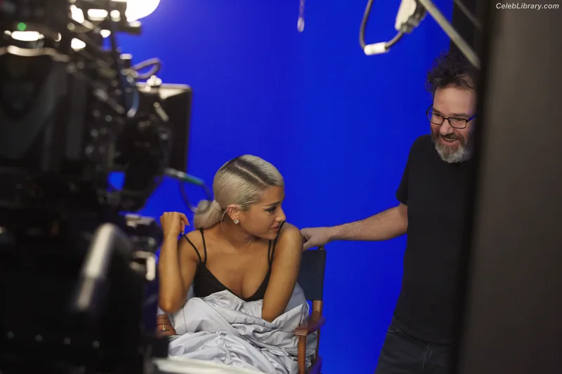 Ariana Grande photo 16 of 3118