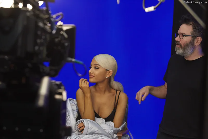 Ariana Grande photo 17 of 3118