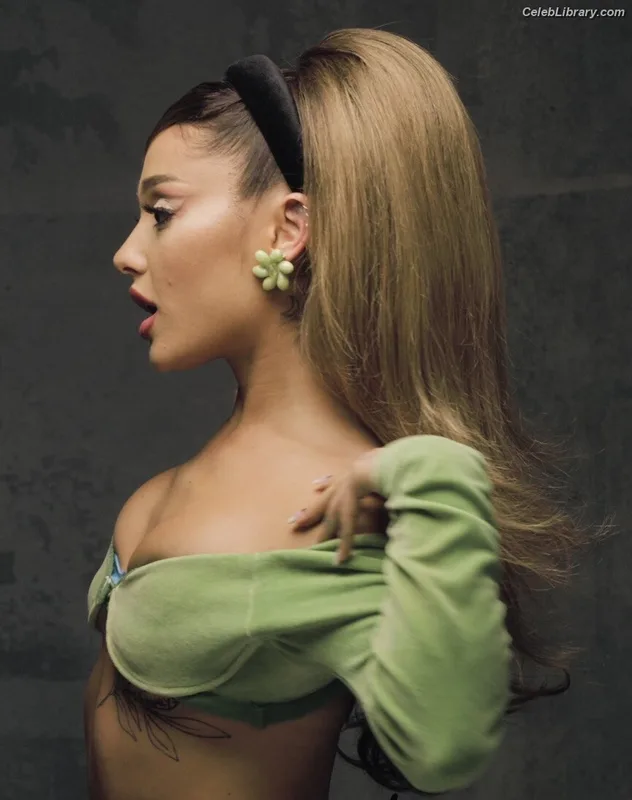 Ariana Grande photo 14 of 3118