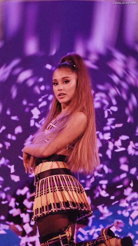 Ariana Grande photo 15 of 3118