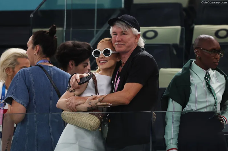 Ariana Grande photo 16 of 3118