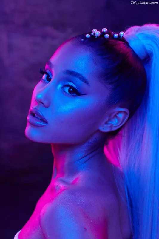 Ariana Grande photo 21 of 3118