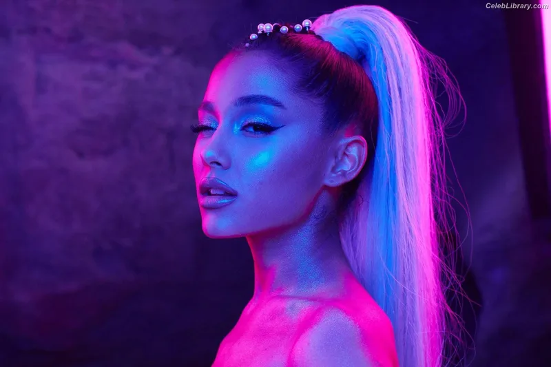 Ariana Grande photo 24 of 3118