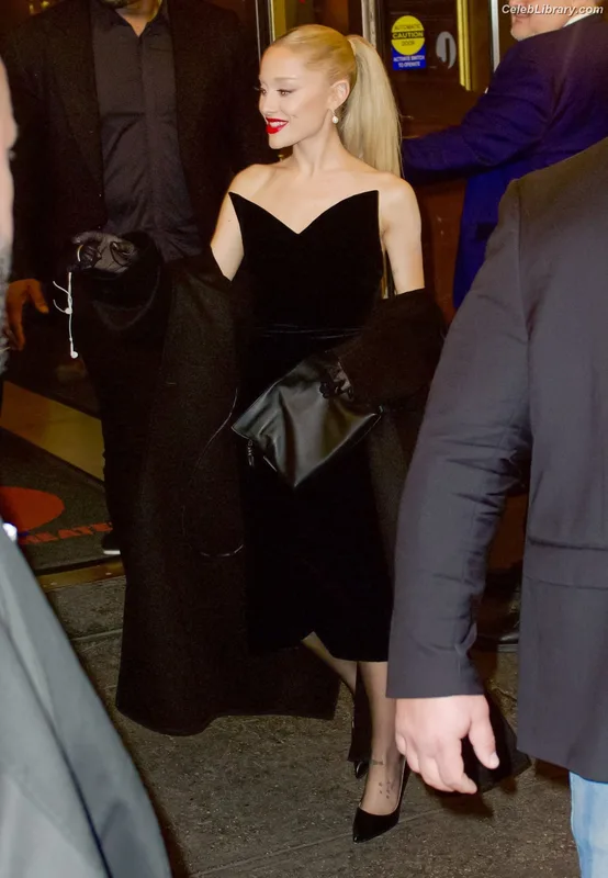 Ariana Grande photo 1 of 3118