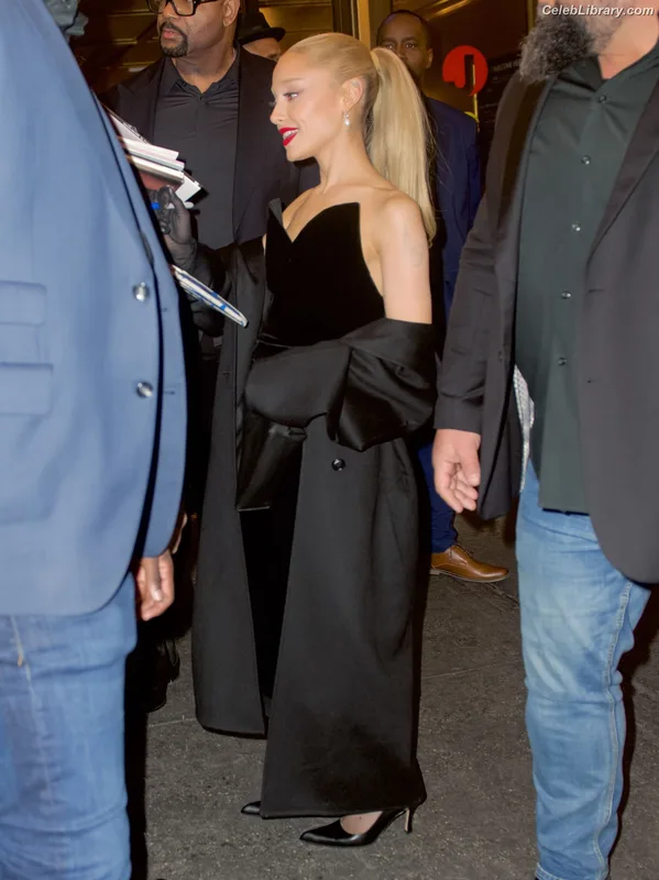 Ariana Grande photo 4 of 3118