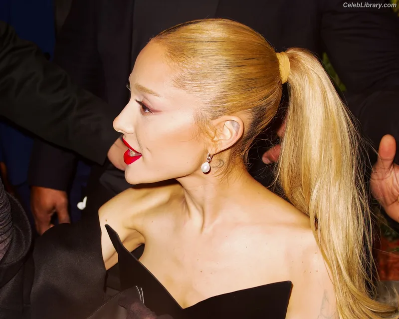 Ariana Grande photo 10 of 3118