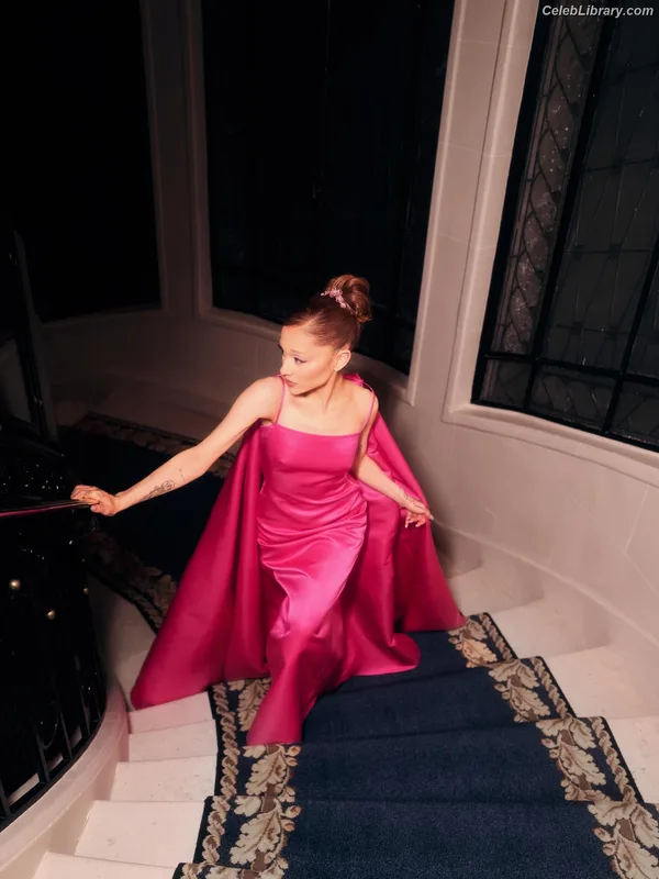 Ariana Grande photo 18 of 3118