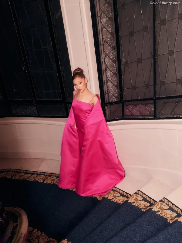 Ariana Grande photo 21 of 3118