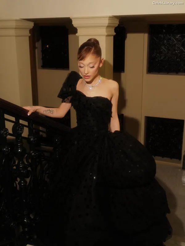 Ariana Grande photo 1 of 3118
