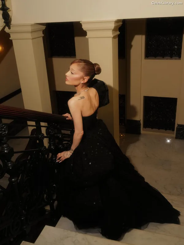 Ariana Grande photo 2 of 3118