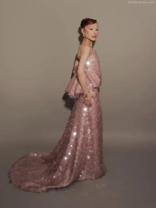 Ariana Grande photo 4 of 3118