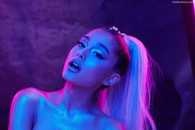 Ariana Grande photo 6 of 3118