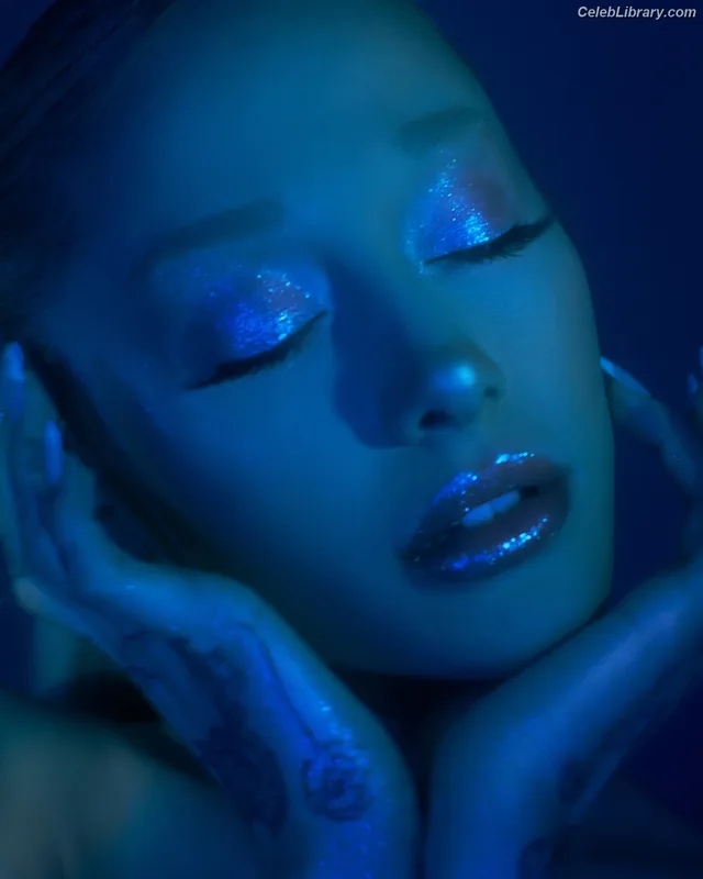 Ariana Grande photo 8 of 3118