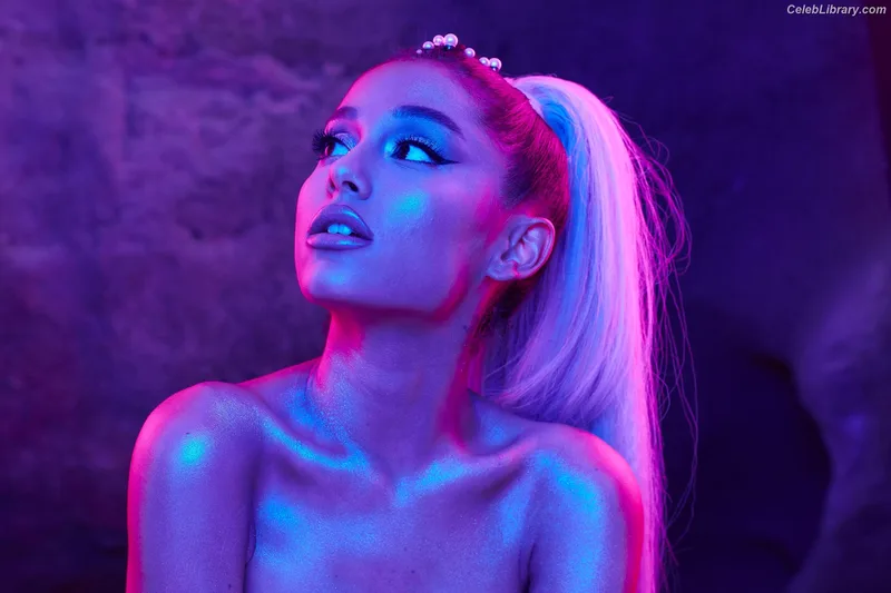 Ariana Grande photo 9 of 3118