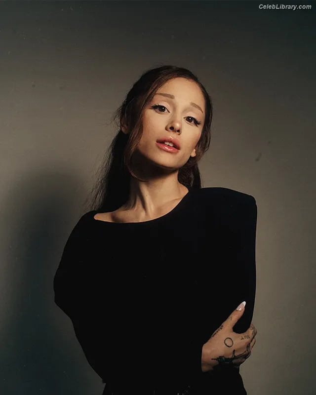 Ariana Grande photo 10 of 3118