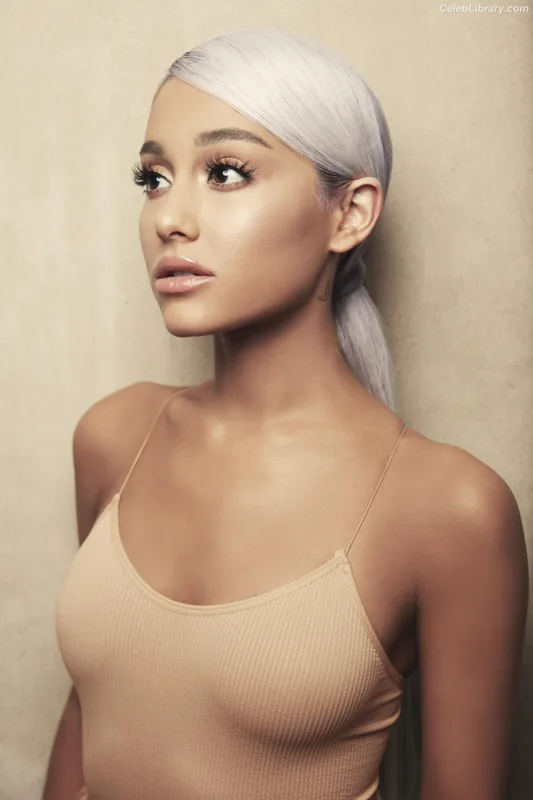 Ariana Grande photo 12 of 3118