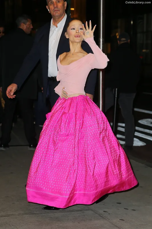 Ariana Grande photo 20 of 3118