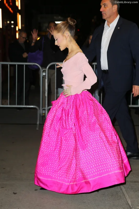 Ariana Grande photo 2 of 3118