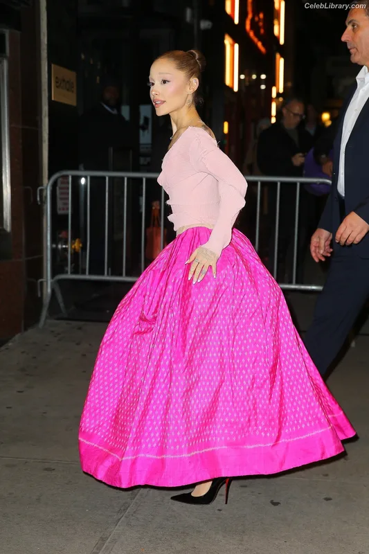 Ariana Grande photo 4 of 3118
