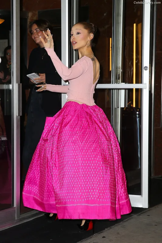 Ariana Grande photo 9 of 3118