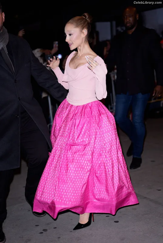 Ariana Grande photo 16 of 3118