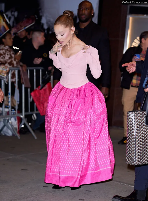 Ariana Grande photo 19 of 3118